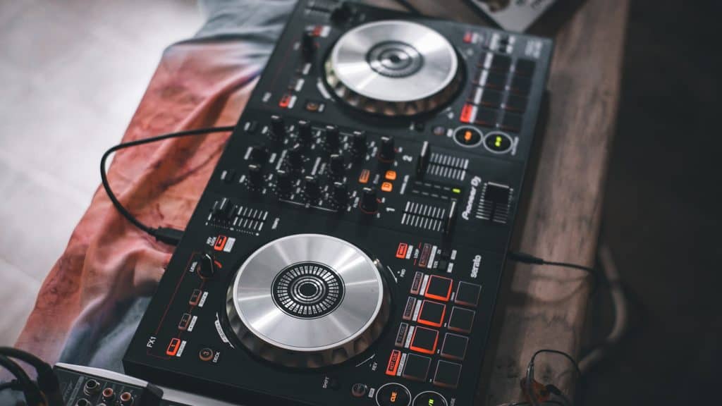 Learn how to DJ: The Essential DJ Equipment